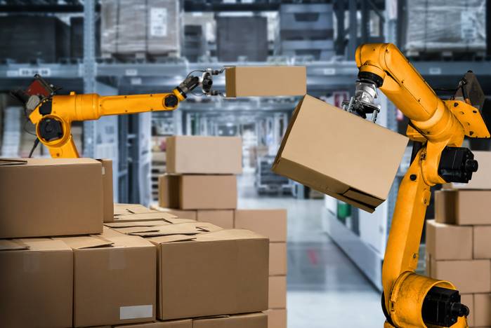 IoT-Geräte in der Smart Factory nehmen Messdaten auf, reagieren auf Messdaten oder übernehmen Aufgaben, wie hier diese Roboter, die wiederum Daten an andere IoT-Geräte weitergeben: "Paket 4711 auf Palette 537 abgelegt." (Foto: AdobeStock - Blue Planet Studio)