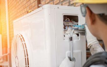 Wärmepumpe außen Sonne Monteur (Foto: AdobeStock - nikomsolftwaer)