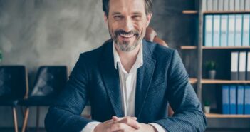 Dr. Marco Peisker Dr. Marco Peisker (Foto: shutterstock - Roman Samborskyi )