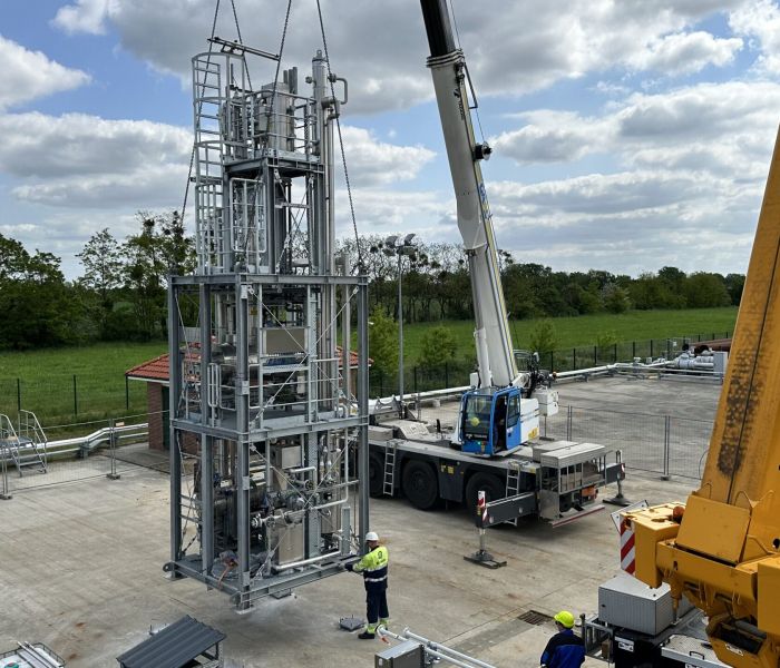 Mit präziser Logistik und technischer Expertise wurde die H2dry Anlage erfolgreich von Cloppenburg nach Rüdersdorf transportiert. Die Anlage, die auf einem Sattelschlepper montiert war, ist ein bahnbrechendes Produkt, das die Effizienz und Sicherheit bei der Lagerung von Wasserstoff verbessert und damit einen wichtigen Beitrag zur Energiewende leistet. (Foto: EWE. Nadine Auras)