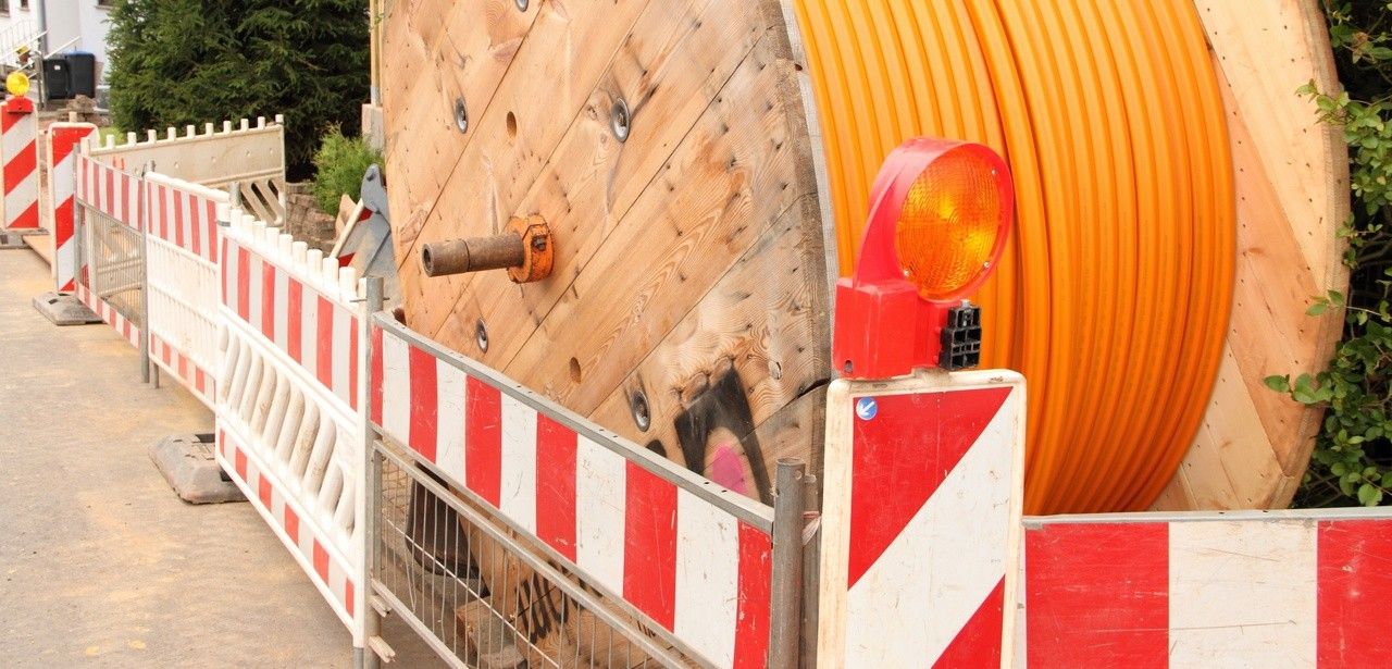 Hochleistungs-Glasfaserausbau ermöglicht reibungslose Glasfaseranschlüsse im (Foto: AdobeStock - maho 178440186)