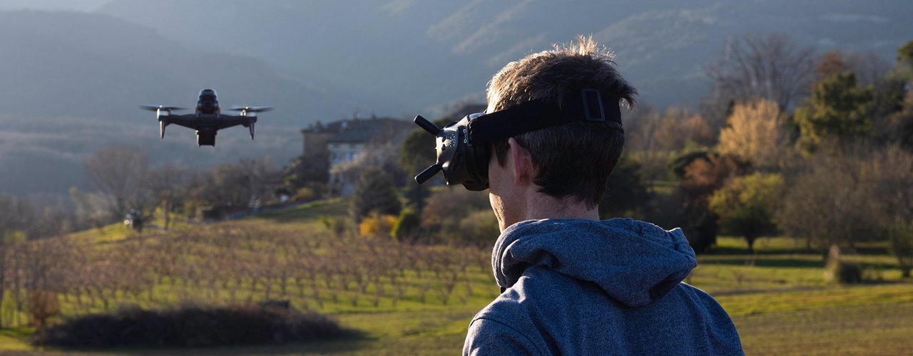 RSSI ist ein Erfolgsfaktor beim Einsatz bei FPV / First-Person-View, der Steuerung von Drohnen mit der Sicht des nur virtuell in der Drohne vorhandenen Piloten. (AdobeStock - Anastassia 426090813)