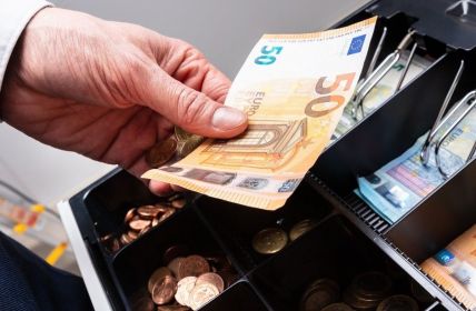 Die Bedeutung von Bargeld für sichere Zahlungssysteme (Foto: AdobeStock - Andrey Popov 263375270)