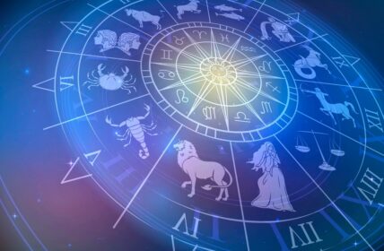 Astrologische Beratung online erleben. (Foto: AdobeStock_346364951 lidiia)