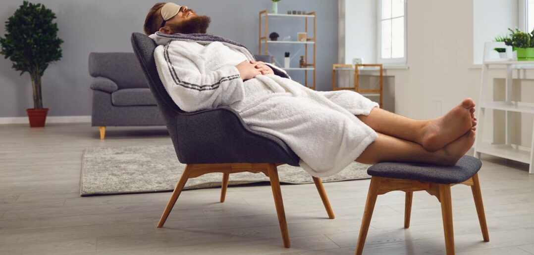 Bademantel für Herren: bequemes und unverzichtbares Accessoire für viele Gelegenheiten (Foto: AdobeStock - 343465269 Studio Romantic)