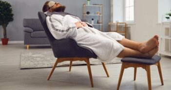 Bademantel für Herren: bequemes und unverzichtbares Accessoire für viele Gelegenheiten (Foto: AdobeStock - 343465269 Studio Romantic)