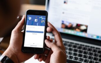 Facebook-Nutzer am Smartphone. (Foto: AdobeStock_294425540 Thaspol)