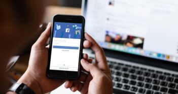 Facebook-Nutzer am Smartphone. (Foto: AdobeStock_294425540 Thaspol)