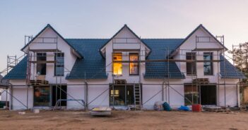 Mehrfamilienhaus bauen: mit mehreren Generationen unter einem Dach oder als Kapitalanlage (Foto: AdobeStock - 94435255 schulzfoto)