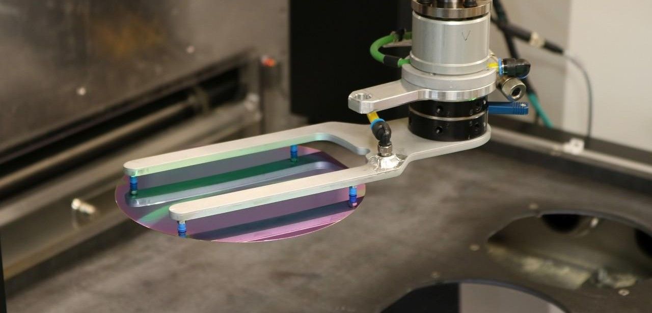 Innovative Lösung ermöglicht automatisierte Be- und Entladung von (Foto: AZUR SPACE)