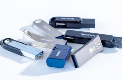 DATA REVERSE rekonstruiert schwer beschädigte USB-Sticks mit professioneller (Foto: DATA REVERSE Datenrettung - Bindig Media GmbH)