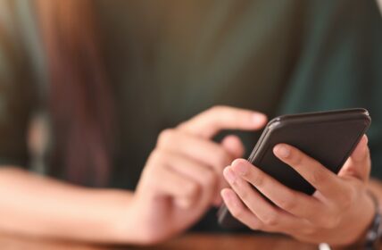 Von der Cloud ins Gespräch: Warum ChatGPT-Integrationen im Messenger-Marketing boomen (Foto: AdobeStock - Prathankarnpap - 303800199)
