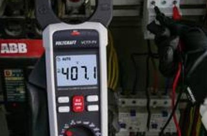 Voltcraft VC-771 PV Stromzange liefert präzise Messergebnisse rauen (Foto: Conrad Electronic)