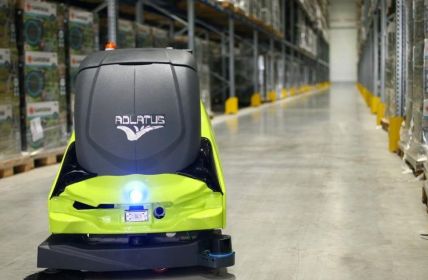 ADLATUS Robotics zeigt auf LogiMAT autonome Roboter für (Foto: ADLATUS Robotics GmbH)