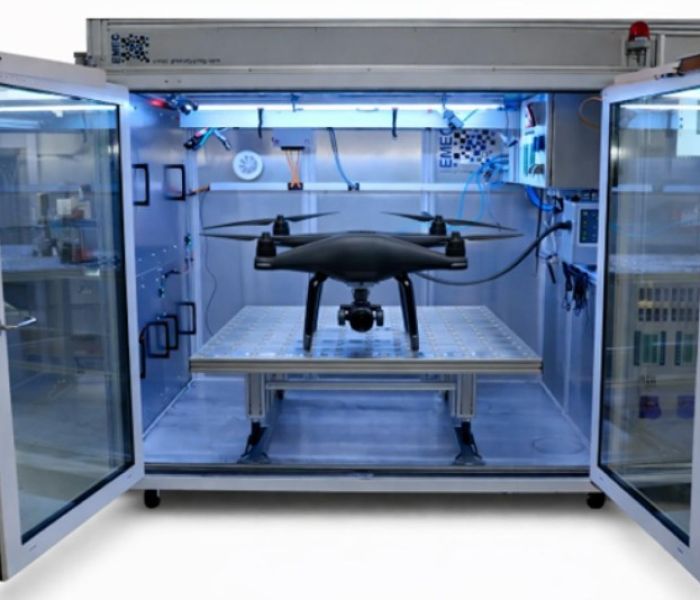 Das mobile Labor - hoch automatisierte und feuerfeste Pr&uuml;fkammer (Foto: emec prototyping GmbH)