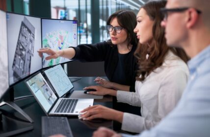 Digitales Facility Management: So behalten Betreiber Prüfpflichten, Tickets und Dienstleister im Blick (Foto: AdobeStock - Andrey Popov - 1871873935)